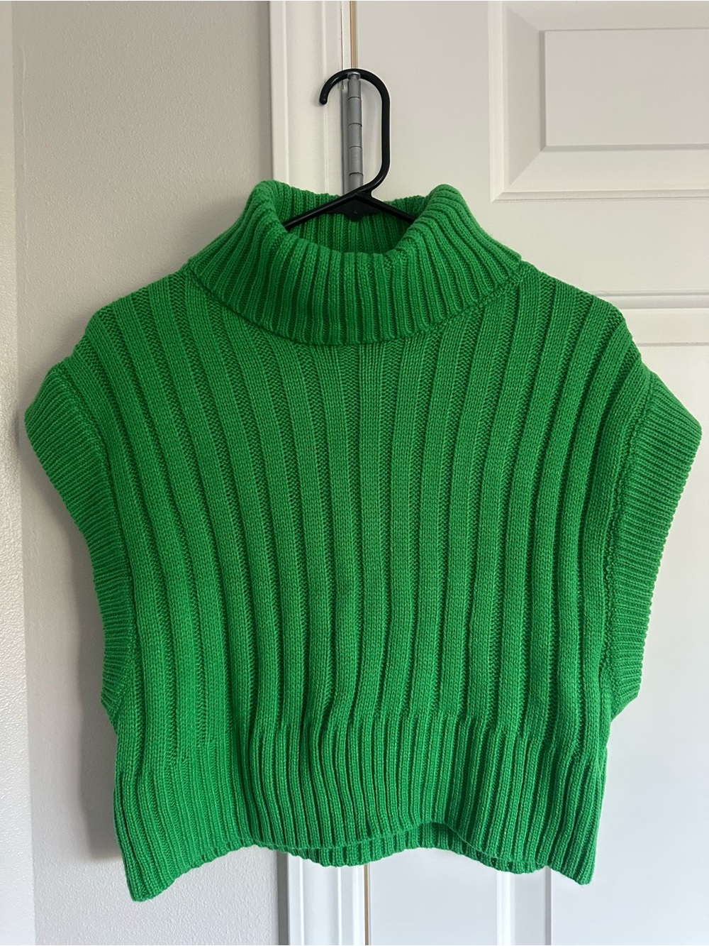 Sleeveless Ribbed Turtleneck Sweater Vest in Green
